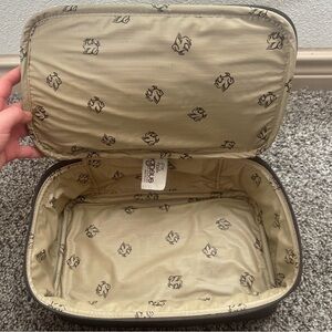 Vintage Pegasus Beige Travel  Case with Patterned Lining